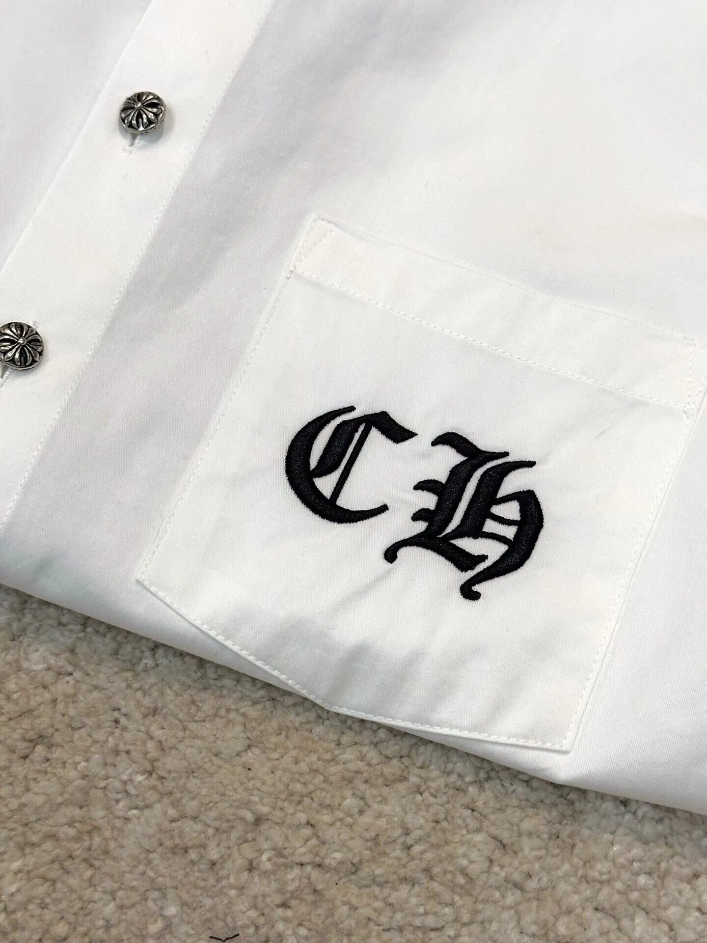 P430 Chrome Hearts leather cross leather embroidery shirt jacket! OS version can be worn by both men and women! The fabric is made of twill gauze cotton fabric! The texture is clear and smooth, not easy to wrinkle or fade! The embroidery process is complex and repetitive, and the requirements for the embroidery machine are very strict. The distance is always 45 centimeters! It won’t work if the spacing is too big, and it won’t work if it’s too small! The hardware is all carved and cast. This piece of clothing consumes a lot of material. More than 3 meters of material is used for one piece of clothing! After the garment is made, it needs to be fixed at high temperature, washed at a water temperature of more than 70 degrees, and softened by adding softener to make the upper body softer and smoother!   Color: black white Size: m-3xl Style number: 5856